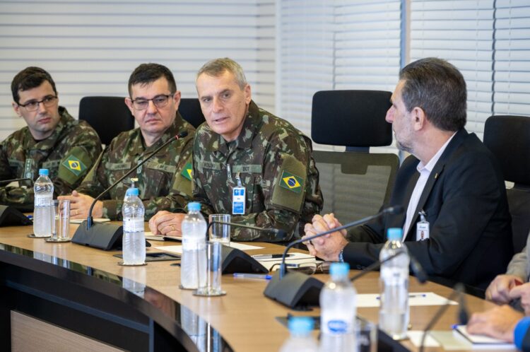 Itaipu e Parque Tecnológico Itaipu (PTI) discutem segurança cibernética em encontro com o Exército