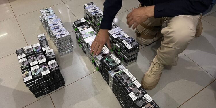 Homem é preso com carga de 565 cigarros eletrônicos, em Céu Azul