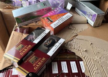 Cinco pessoas são presas em dois caminhões transportando mercadorias contrabandeadas