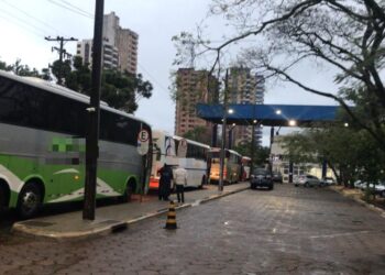 Seis ônibus com R$ 1,6 milhões em mercadorias irregulares são recolhidos pela Receita Federal