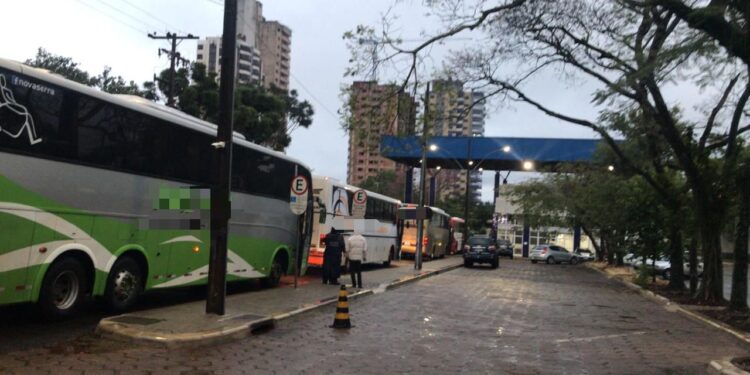 Seis ônibus com R$ 1,6 milhões em mercadorias irregulares são recolhidos pela Receita Federal