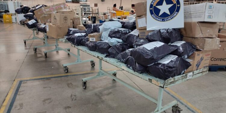 Durante fiscalização, Receita Federal apreende mais de 300 itens em distribuidoras de Foz e Matelândia