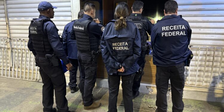 PF e Receita Federal fazem operação contra grupo suspeito de importar 500 mil celulares ilegalmente