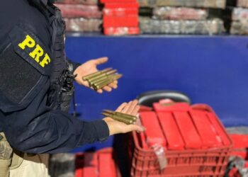 PRF apreende munição calibre .50 em veículo que fugiu da fiscalização na BR-277