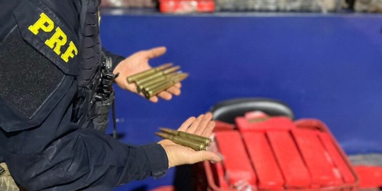 PRF apreende munição calibre .50 em veículo que fugiu da fiscalização na BR-277