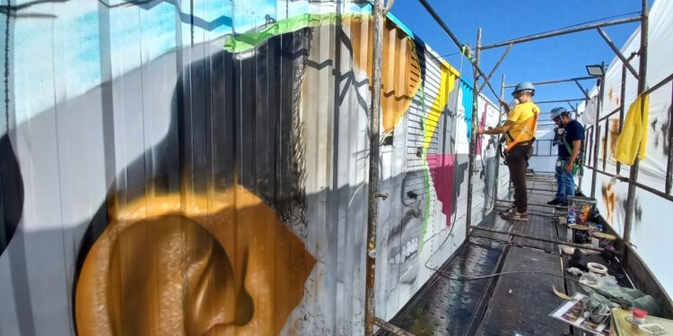 Mural do artista visual Eduardo Kobra começa ganhar forma no Mercado Público Barrageiro