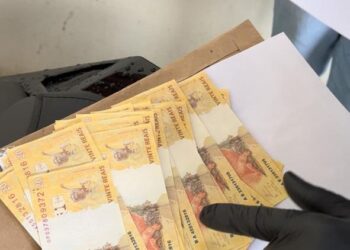 Dois homens retiram envelope nos Correios e são presos com notas de reais falsas
