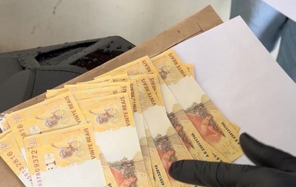 Dois homens retiram envelope nos Correios e são presos com notas de reais falsas