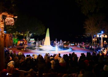 Moradores e turistas aproveitam horário ampliado e se divertem no Marco das 3 Fronteiras