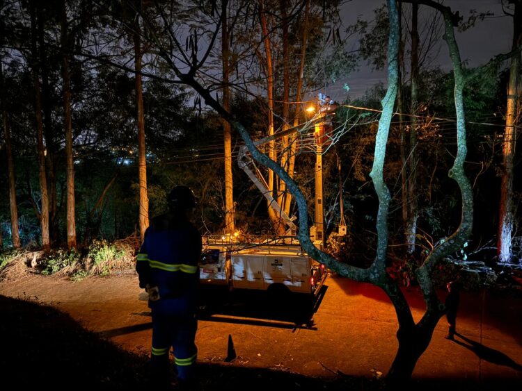 Depois de um mês às escuras, a Ponte da Amizade tem parte a iluminação restabelecida