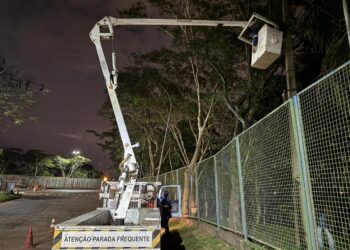 Depois de um mês às escuras, a Ponte da Amizade tem parte a iluminação restabelecida
