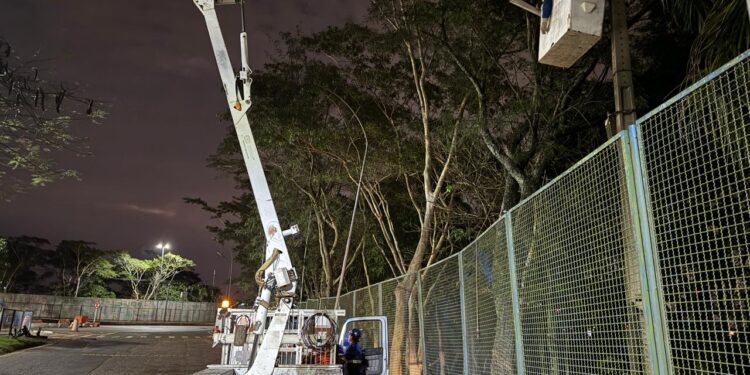 Depois de um mês às escuras, a Ponte da Amizade tem parte a iluminação restabelecida