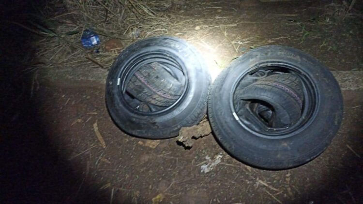 PF e PM apreendem barco com pneus contrabandeados no Rio Paraná