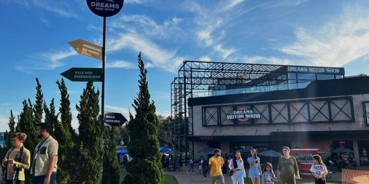 Férias: Minions, dinossauros e princesas encantam adultos e crianças no Dreams Park Show