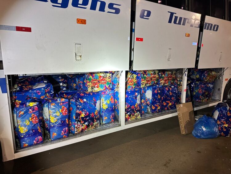 Dois ônibus de turismo são barrados pela fiscalização com R$ 850 mil em mercadorias irregulares