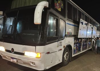 Dois ônibus de turismo são barrados pela fiscalização com R$ 850 mil em mercadorias irregulares