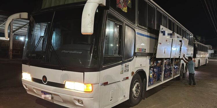 Dois ônibus de turismo são barrados pela fiscalização com R$ 850 mil em mercadorias irregulares