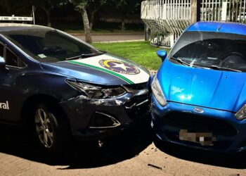 Após tentativa de fuga, duas pessoas são presas e cinco carros com mercadorias apreendidos pela RF