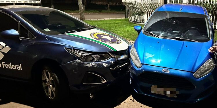 Após tentativa de fuga, duas pessoas são presas e cinco carros com mercadorias apreendidos pela RF