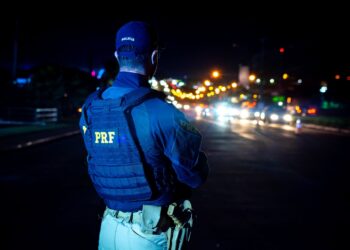 Após fiscalização na BR-277, PRF prende 2 homens e apreende duas adolescentes