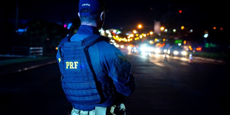 Após fiscalização na BR-277, PRF prende 2 homens e apreende duas adolescentes