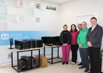 Sicoob doa computadores para a ONG Aldeias Infantis e incentiva comunidade a ajudar