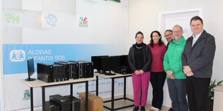 Sicoob doa computadores para a ONG Aldeias Infantis e incentiva comunidade a ajudar