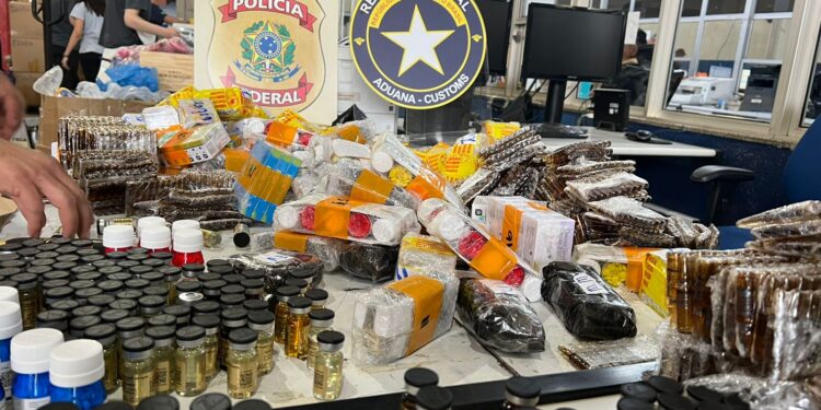 Receita Federal apreende carga ilegal de medicamentos escondidos em purificadores de água