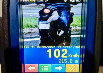 Motociclista faz manobra arriscada para tentar fugir de radar da PRF