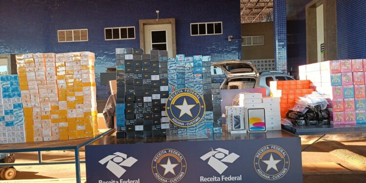 Motorista abandona caminhão com R$ 1 milhão em mercadorias em fundo falso na Ponte da Amizade