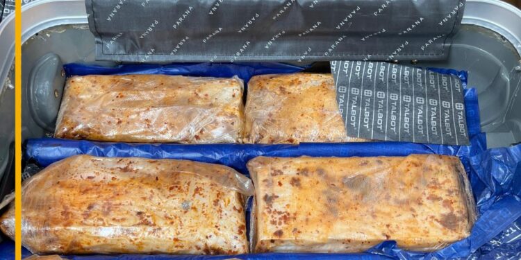 Paraguaio é preso no aeroporto de Foz com cocaína escondida em fundo falso na mala