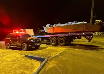 Embarcação lotada de cigarros contrabandeados é apreendida pela PF no Lago de Itaipu