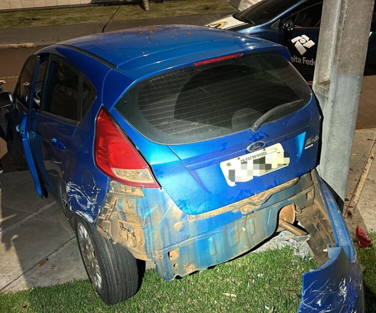 Após tentativa de fuga, duas pessoas são presas e cinco carros com mercadorias apreendidos pela RF