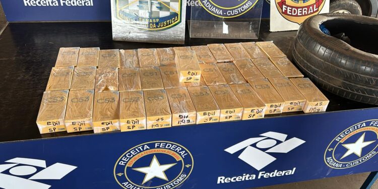 Fiscalização na Ponte da Amizade barra entrada de van com celulares escondidos no estepe do veículo