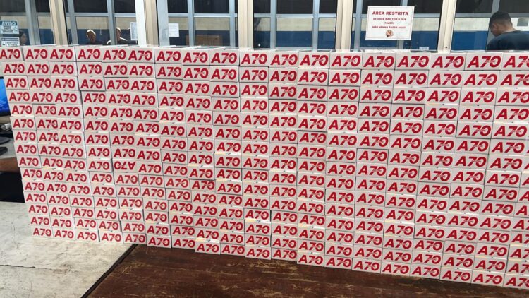 Homem é preso com 300 celulares e azeite impróprio para o consumo