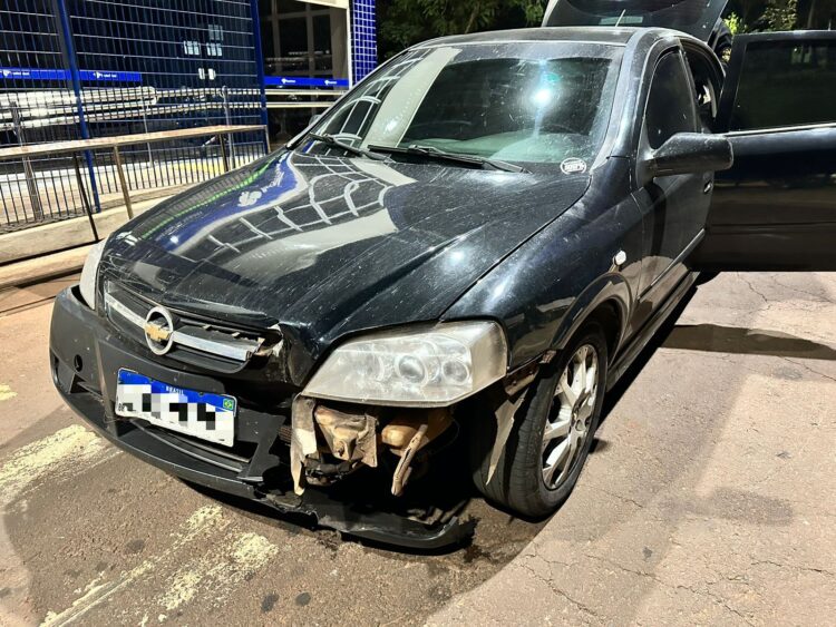 Após tentativa de fuga, duas pessoas são presas e cinco carros com mercadorias apreendidos pela RF