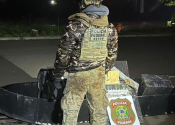 Embarcação de 6 metros, transportando cigarros e vapers contrabandeados, é apreendida pela PF