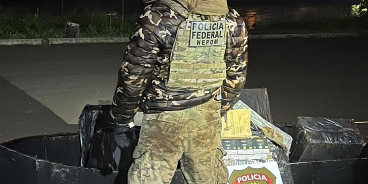 Embarcação de 6 metros, transportando cigarros e vapers contrabandeados, é apreendida pela PF