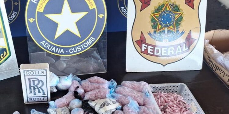Paraguaio é preso tentando cruzar a fronteira com cocaína junto ao corpo e em fundo falso na moto