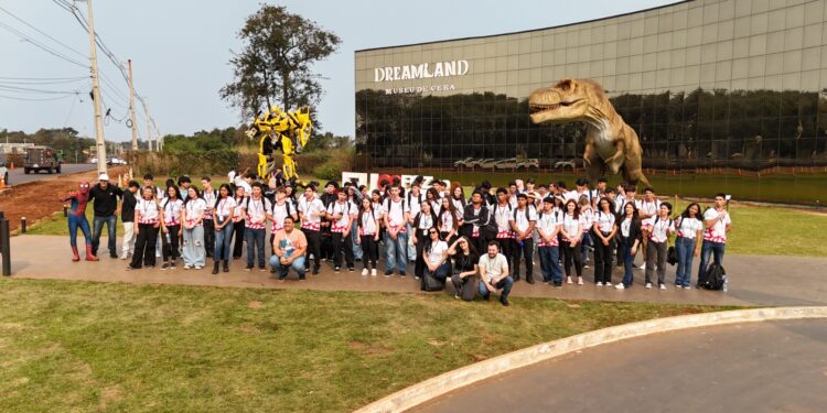 Alunos do Trilha Jovem fazem visita técnica no Dreams Park Show