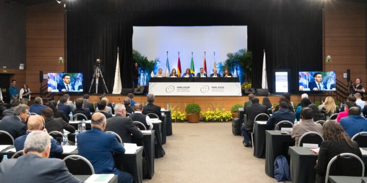 Itaipu recebe sessão do Parlamento do Mercosul para debater integração regional