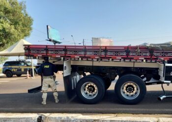 Caminhão é flagrado na BR-277 trafegando com a maioria dos pneus sem condições de rodar