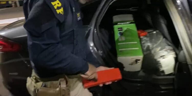Carro roubado e carregado de maconha, é apreendido pela PRF na BR-277