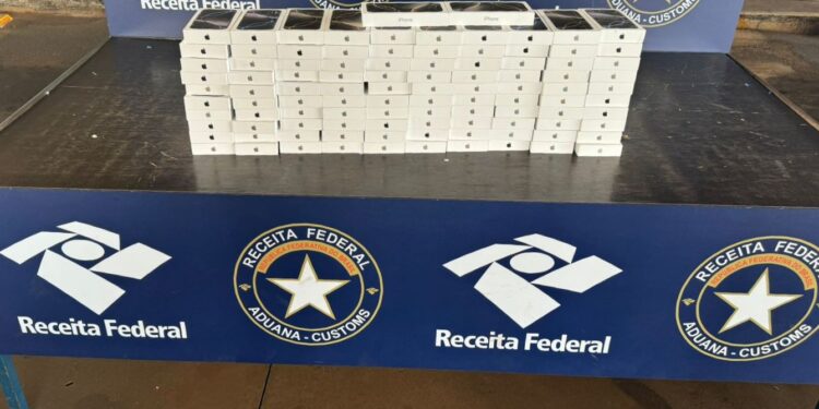 Receita Federal apreende 106 celulares avaliados em quase R$ 1 milhão