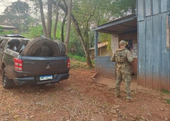 Depósito de pneus contrabandeados é fechado pela Polícia Federal em Foz