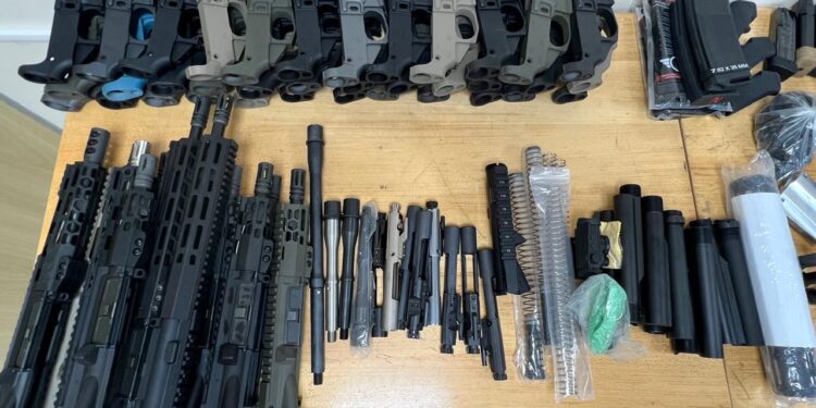 Após apreensão de fuzis, munições e anabolizantes na Ponte da Amizade, Receita e PF encontram mais armas em hotel