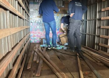 Caminhão fiscalizado na Ponte da Amizade escondia R$ 500 mil em mercadorias em fundo falso