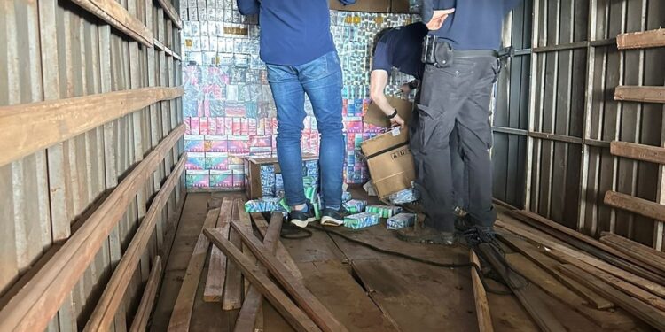 Caminhão fiscalizado na Ponte da Amizade escondia R$ 500 mil em mercadorias em fundo falso