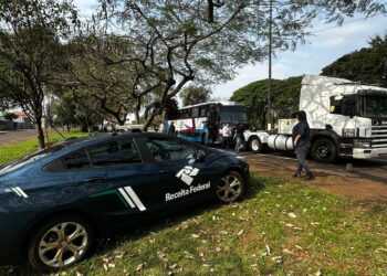 Após fiscalização em cinco ônibus e três carros, Receita Federal apreende mais de R$ 1 milhão em mercadorias