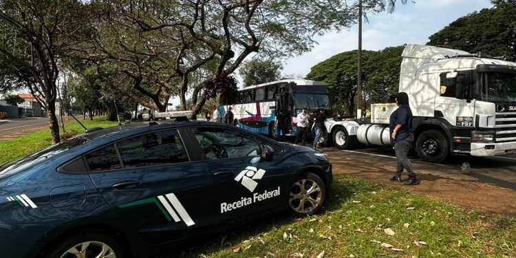 Após fiscalização em cinco ônibus e três carros, Receita Federal apreende mais de R$ 1 milhão em mercadorias